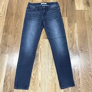 Women’s high rise distressed skinny jean 9/28